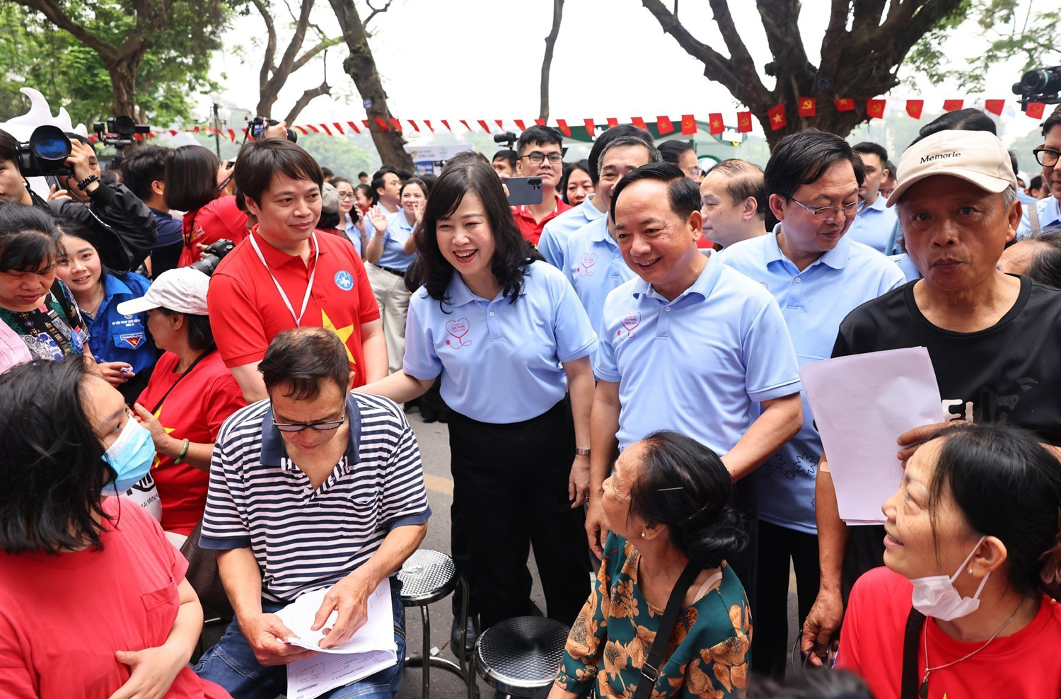Ủy viên Bộ Chính trị, Bí thư Trung ương Đảng, Trưởng ban Ban Tuyên giáo và Dân vận Trung ương Trịnh Văn Quyết thăm hỏi sức khỏe người dân tại Míttinh hưởng ứng Ngày sức khỏe Việt Nam và giải đi bộ “Vì một Việt Nam khỏe mạnh.
