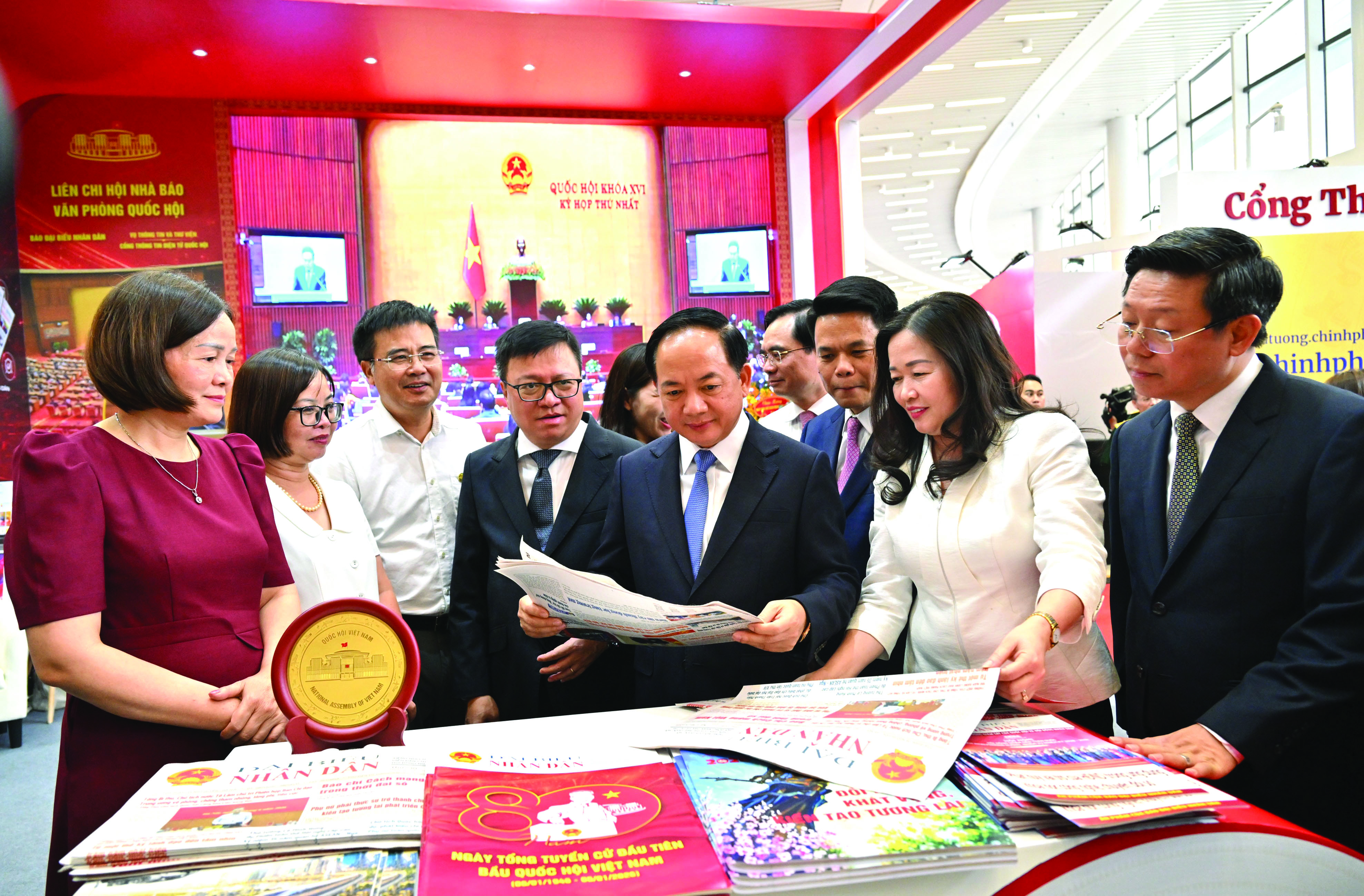 Đồng chí Trịnh Văn Quyết, Ủy viên Bộ Chính trị, Bí thư Trung ương Đảng, Trưởng ban Ban Tuyên giáo và Dân vận Trung ương thăm các gian trưng bày báo chí tại Hội báo toàn quốc năm 2026.