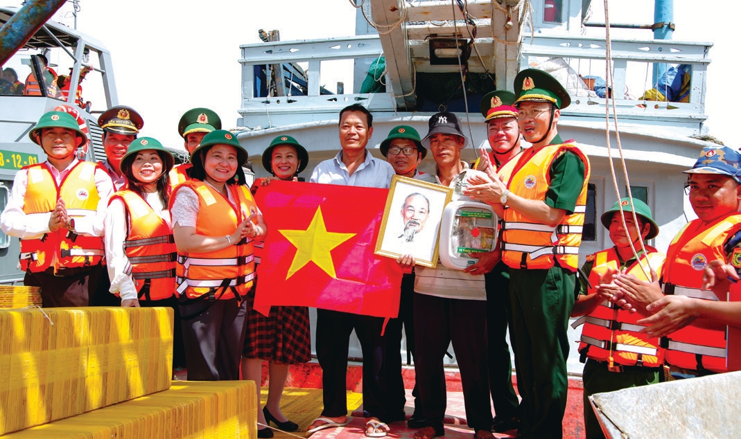 Lãnh đạo Bộ đội Biên phòng thành phố Cần Thơ và các sở, ngành, địa phương trao tặng ảnh Bác Hồ, cờ Tổ quốc và tủ thuốc Biên phòng kết hợp tuyên truyền phòng, chống khai thác thủy sản trái phép (IUU) cho ngư dân đang đánh bắt trên biển.