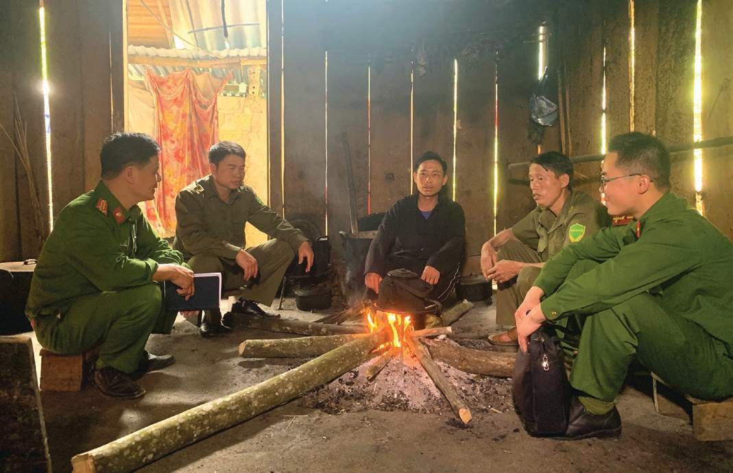 Lực lượng Công an tăng cường tuyên truyền pháp luật tại cơ sở.