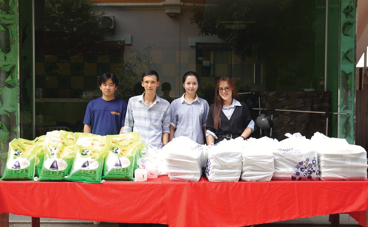 Các bao gạo nhãn hiệu ST25 và nhiều phần quà chuẩn bị trao tặng từ  thiện của OneHealth Foundation.