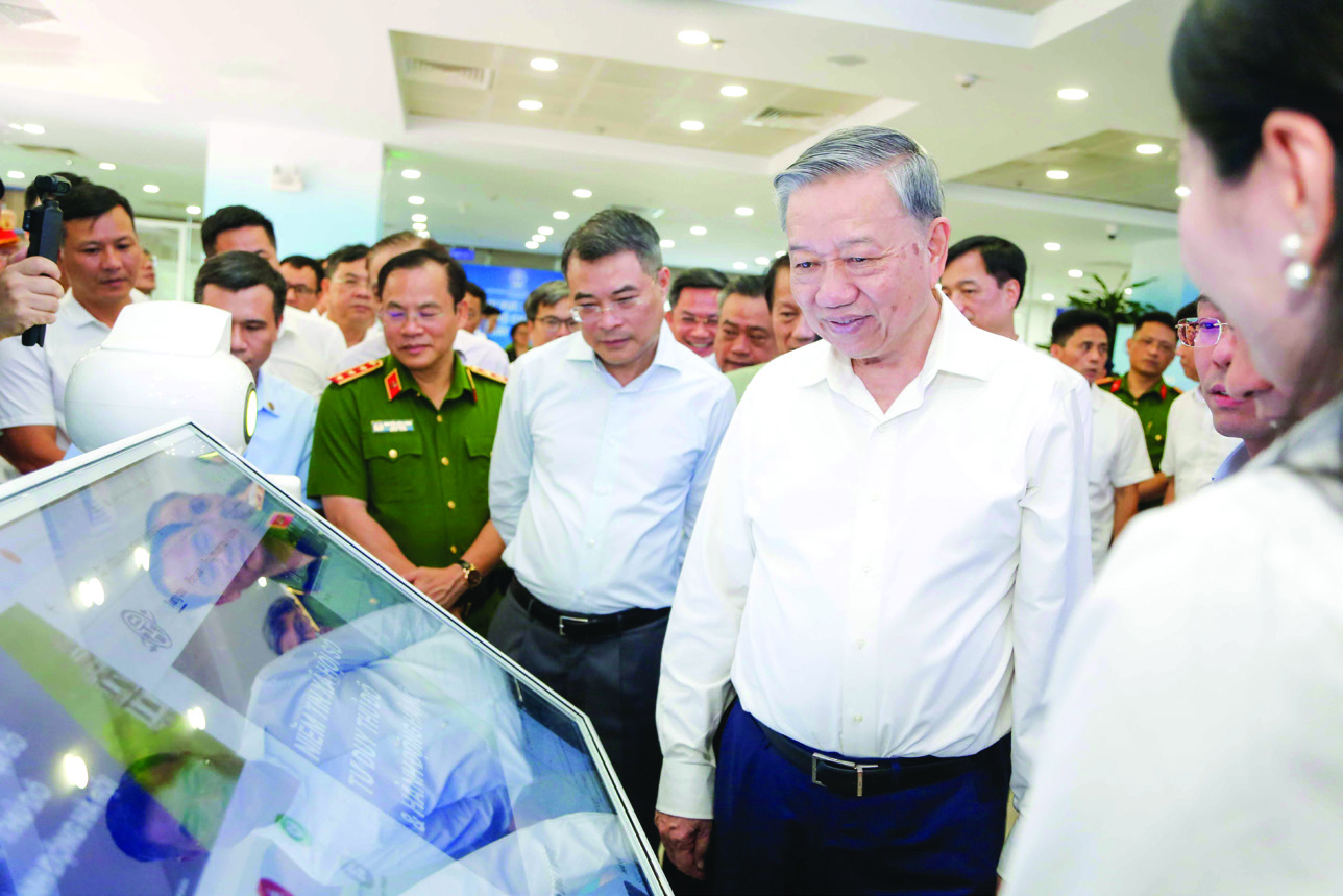 Tổng Bí thư Tô Lâm tham quan mô hình tra cứu thủ tục hành chính trên nền tảng iHanoi tại Trung tâm phục vụ hành chính công thành phố Hà Nội, ngày 01/7/2025