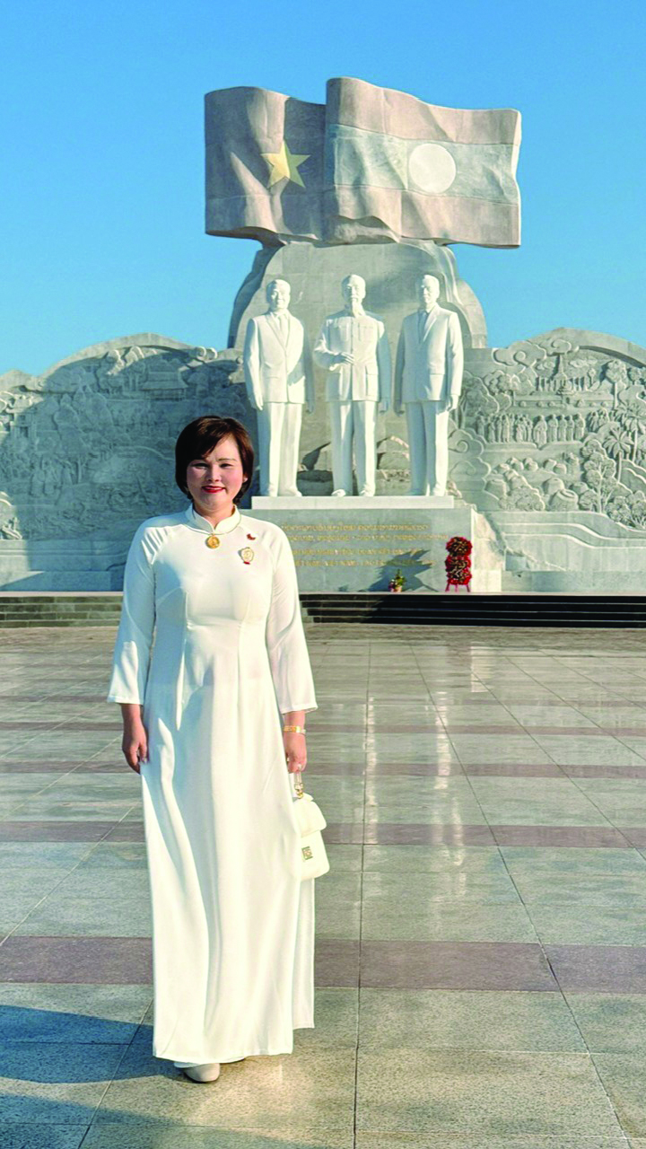 Bà Phạm Thị Minh Hường thăm Công viên Hữu nghị Lào - Việt Nam tại Thủ đô Viêng Chăn, Lào.