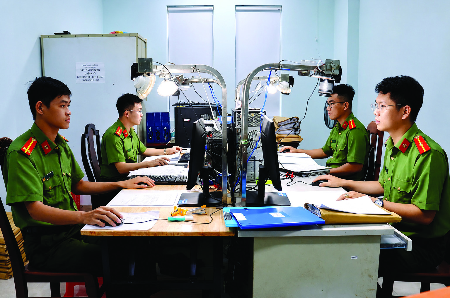 Phòng Tổ chức cán bộ Công an tỉnh Tây Ninh rà soát, chuẩn hóa dữ liệu; thực hiện quét, số hóa hồ sơ và cập nhật thông tin lên hệ thống quản lý dữ liệu cán bộ theo quy định