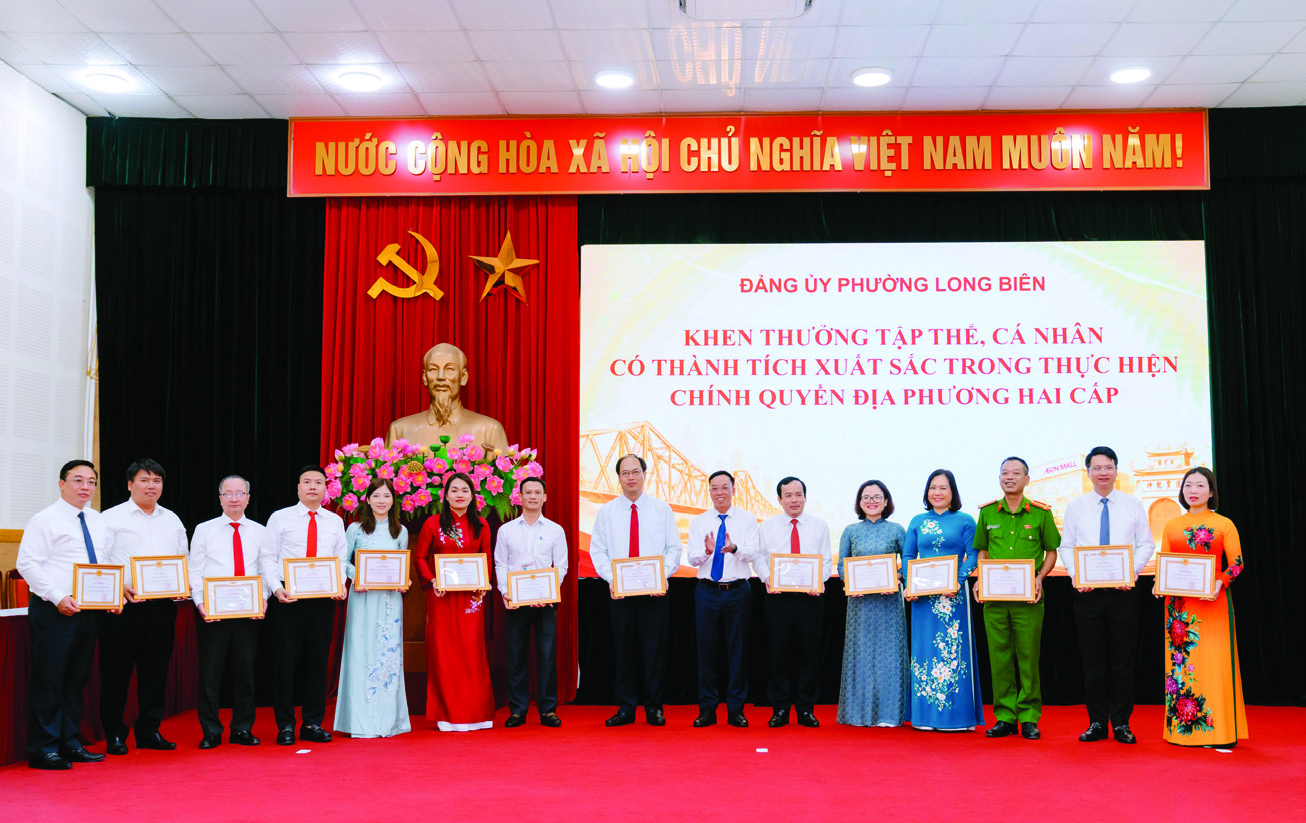 Lãnh đạo phường Long Biên, thành phố Hà Nội trao thưởng cho các tập thể, cá nhân có thành tích xuất sắc sau 01 năm triển khai vận hành bộ máy của hệ thống chính trị và chính quyền địa phương 02 cấp trên địa bàn.