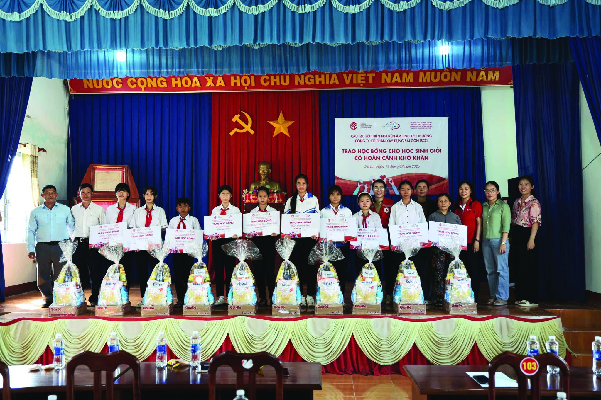 Trao học bổng cho học sinh giỏi có hoàn cảnh khó khăn tại xã Kông Bơ La, tỉnh Gia Lai, ngày 18/7/2026.